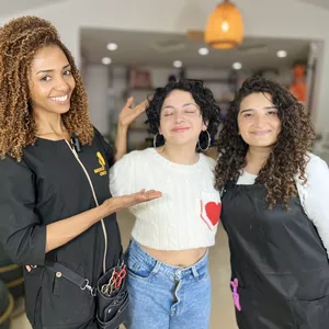 Imagen de portada para Curso online Formación Curly Virtual - Clase práctica de definición y cortes básicos rizados