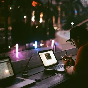 Imagem de capa para o Ebook Sucesso na Web: Aprenda a Vender Produtos Digitais de Forma Legítima