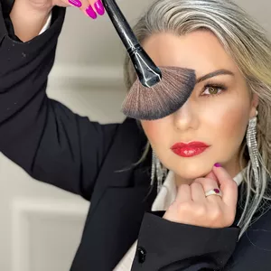 Imagem de capa para o Ebook Face Code = A Maquiagem Perfeita: Segredos e Dicas para você se maquiar profissionalmente em casa!