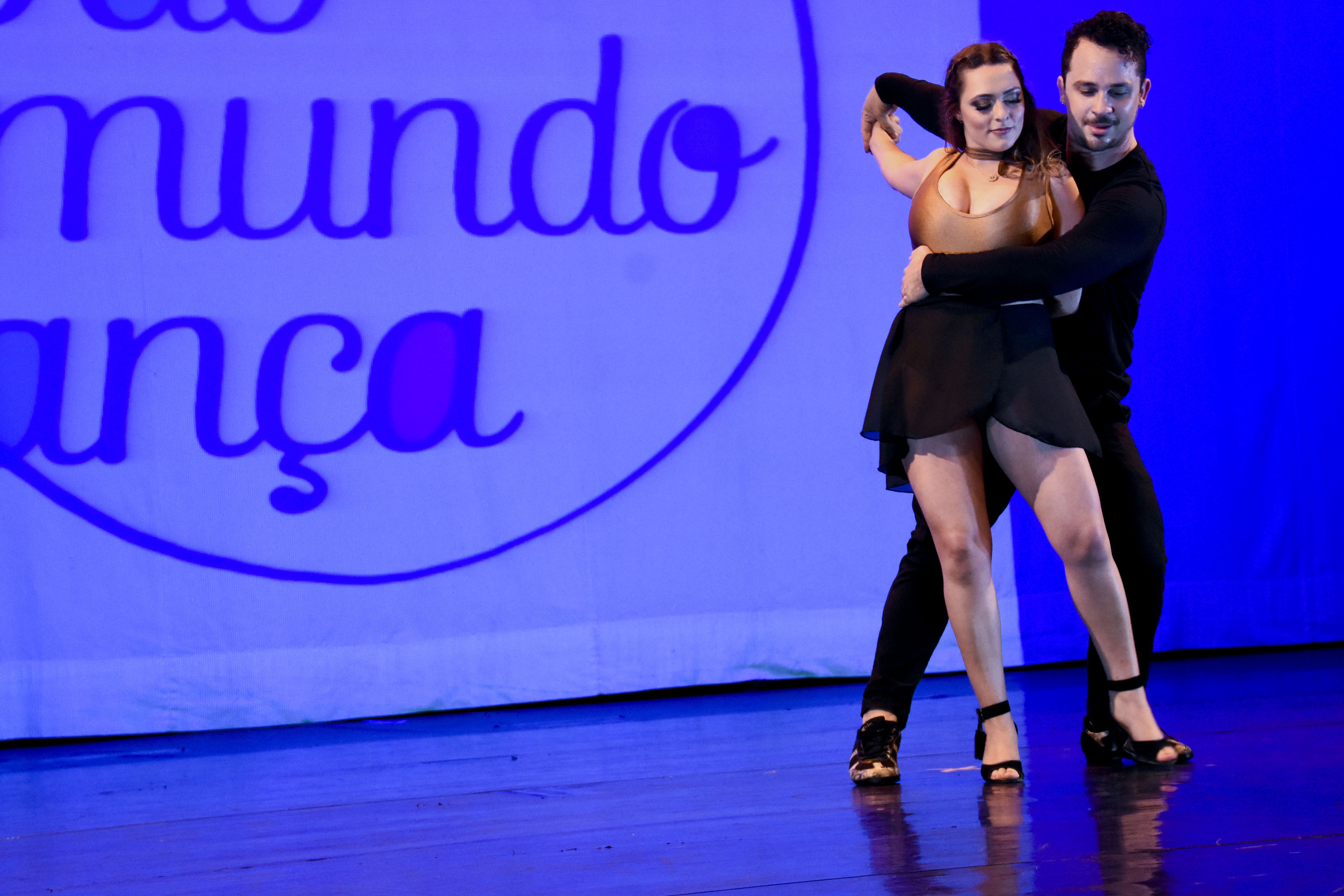 Imagem do curso Curso Completo de Dança - Sertanejo Universitário - Módulo Básico