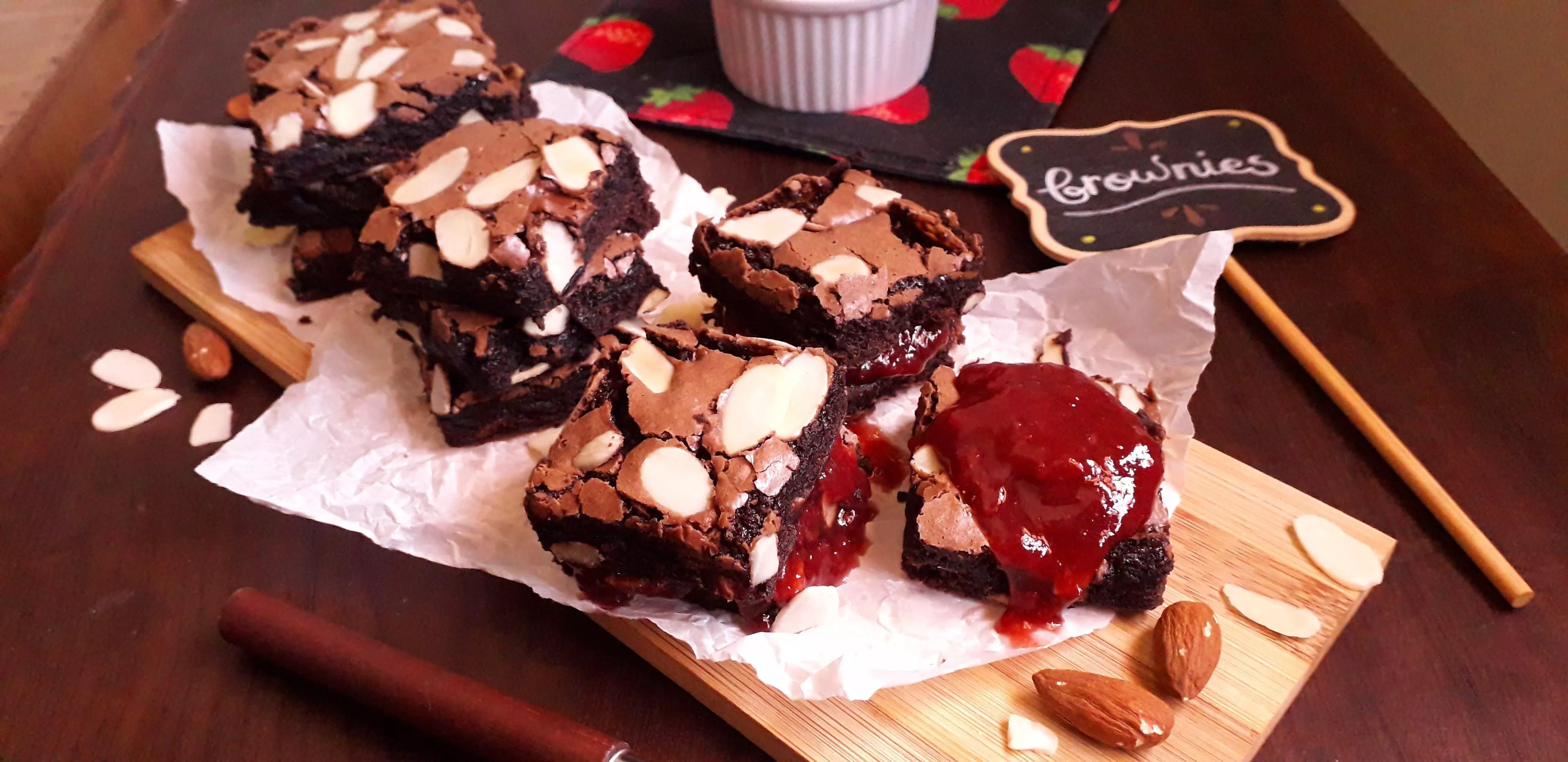 Brownies com amêndoas e geléia de morango