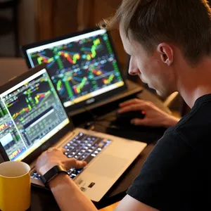 Imagem de capa para o Ebook Introdução ao Day Trade: Guia Essencial para Iniciantes