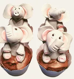 Cupcakes no Tema Circo, mostrando como o elefante é versátil para uso em vários usos, aqui ele está no topo dos cupcakes do Curso Meu Primeiro Zoológico - Modele 25 Animais em Pasta Americana