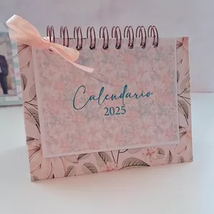 Imagen de portada para Ebook Calendario de Mesa 2025 IMPRIMIBLE Modelo Flores Tita