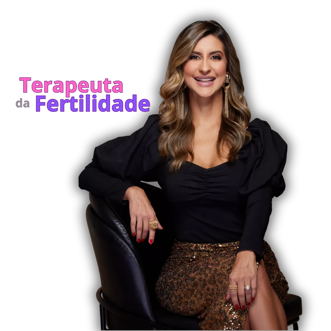 fernanda padovani sentada e sorrindo