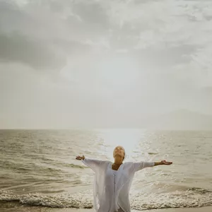 Imagem de capa para o Curso online Estúdio Virtual de Kundalini Yoga com Daniela Mattos