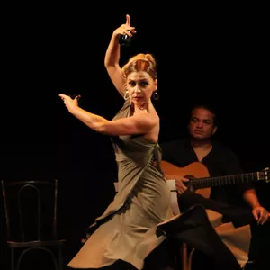 Imagem de capa para o Curso online Flamenco: técnica de pés e corpo para iniciantes.