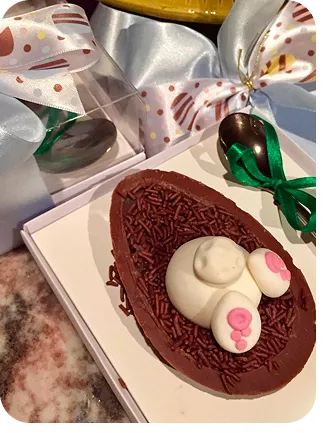 Ovo de Páscoa com coelho enterrado no doce brigadeiro dentro do ovo e cenouras mergulhadas do Curso Meu Primeiro Zoológico - Modele 25 Animais em Pasta Americana