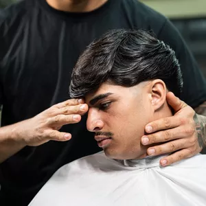 Imagem de capa para o Curso online Desvendando o Corte Maracá  - ✂️ 🏄🏽‍♂️