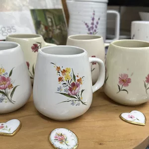 Curso on-line de pintura em  porcelana com Flávia Luci: Flores delicadas na porcelana por FLAVIA LUCI CURSOS E ARTES PLASTICAS