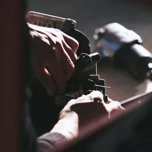 Imagem de capa para o Ebook Guia Completo de Manutenção em Plataformas Elevatórias Tipo Tesoura