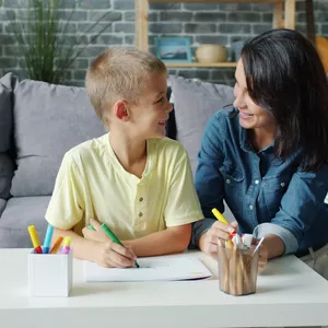 Imagen de portada para Ebook Descubre el mundo del color: Libros y actividades creativas para todas las edades