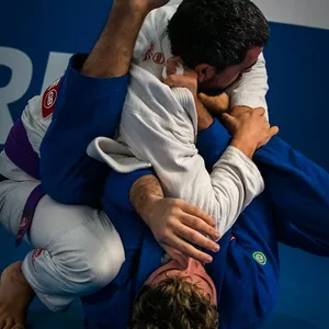 Imagem de capa para o Curso online Aperfeiçoe seu Jiu-Jitsu e Alcance a Faixa Azul com Maestria