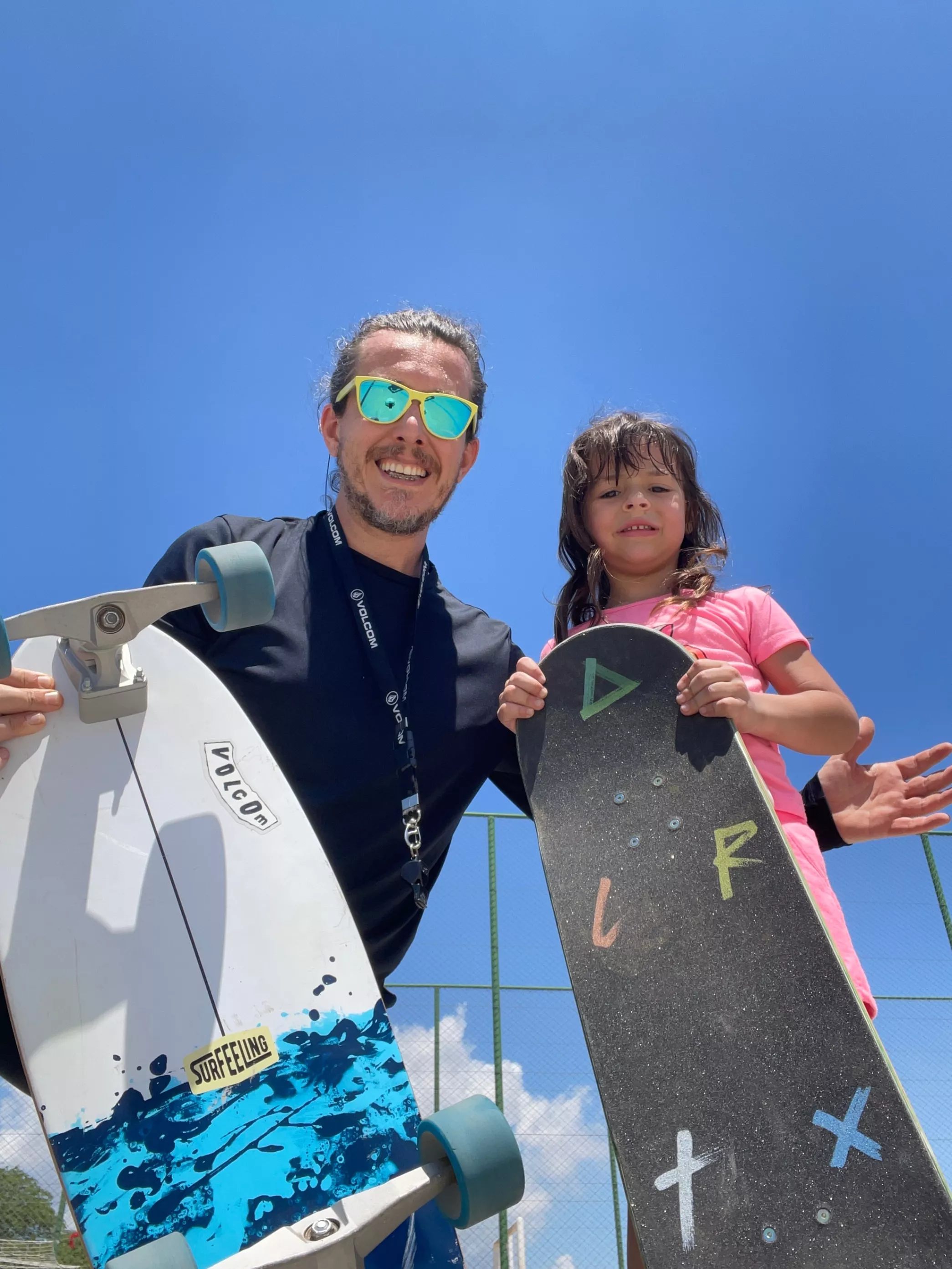 Révisson e a pequena aluna do skate