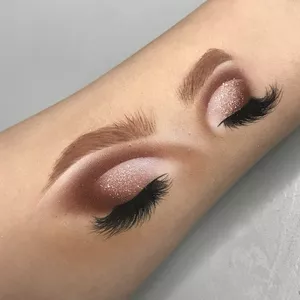 Imagem de capa para o Curso online Croqui no braço (1 técnica) - Cut crease em olho fechado
