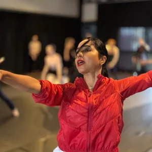 Imagem de capa para o Curso online Jazz Adulto Iniciante com Luana Espíndola
