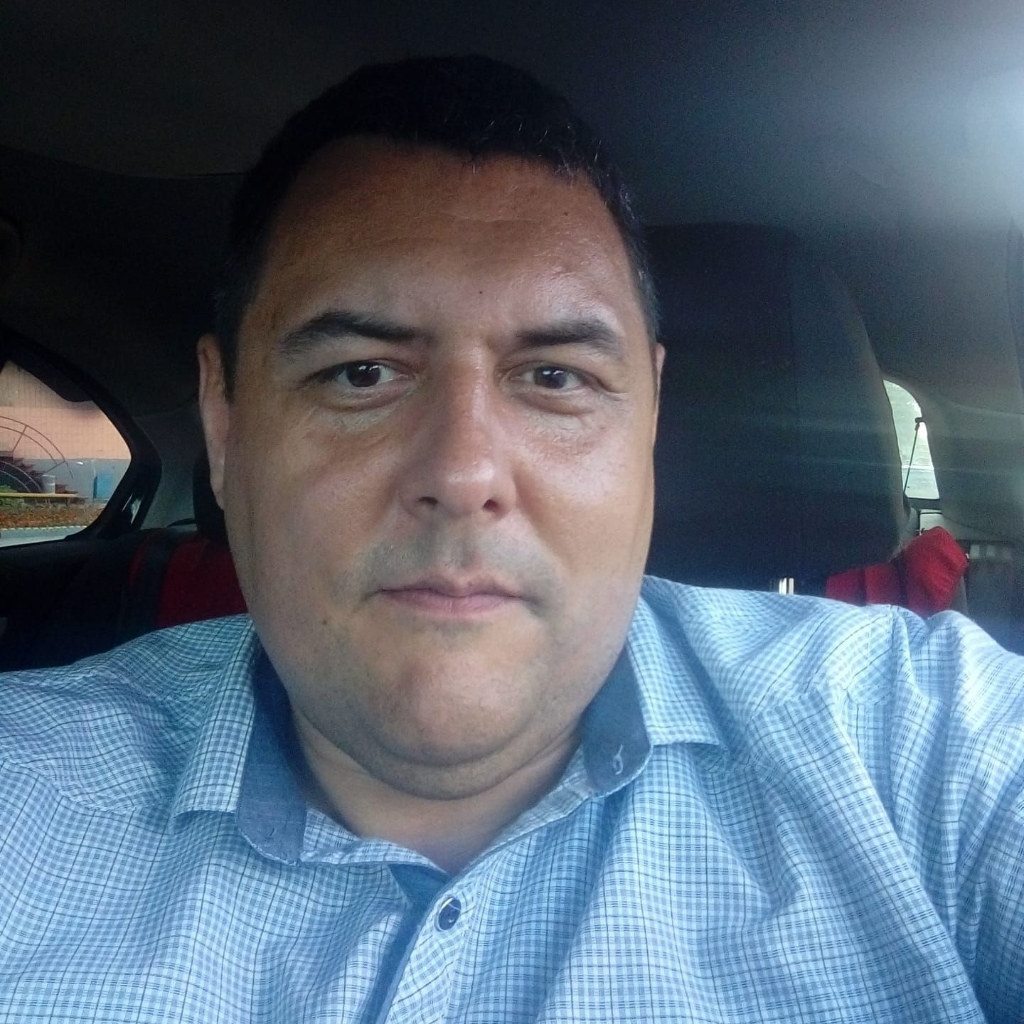 Javier Rodríguez, Asesor de Seguros, casado, 2 hijos