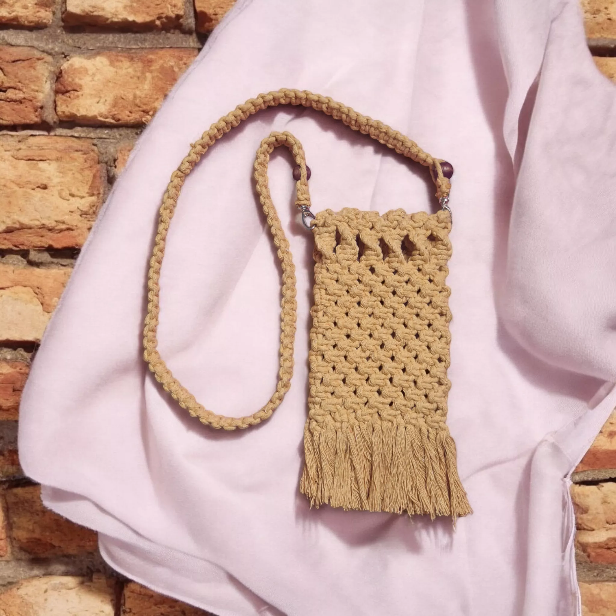 Bolsa para celular do curso gratuito de macramê para iniciantes
