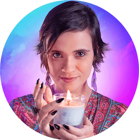 Pri Ferraz Segurando uma Carta de Tarot