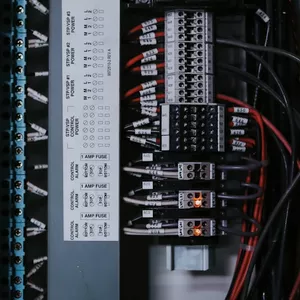 Imagem de capa para o Ebook Guia Prático de Comandos Elétricos: Partida Direta em Motores Trifásicos