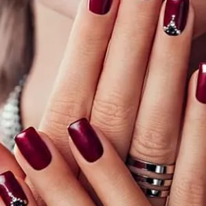 Imagem do curso Curso Completo de Alongamento de Unhas + Bônus e-Book Técnicas de Maquiagem Profissional.