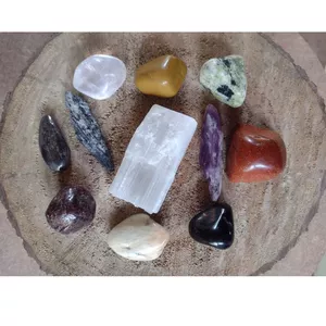 Imagem de capa para o Ebook ❃ Cristaloterapia ❃ A prática holística que utiliza cristais e pedras para promover o bem-estar físico, mental e emocional. Direcionadas as plantas, ambientes, animais e objetos.