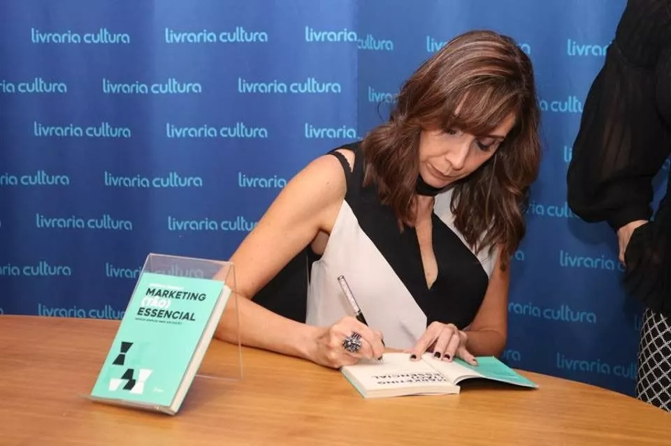 Adriana Ândrade - Sobra a Autora