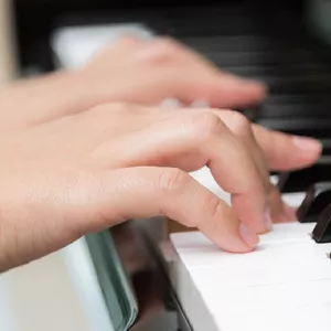 Imagen de portada para Curso online Clases de piano directo a la práctica 