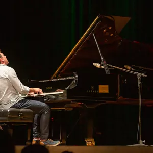 Imagem de capa para o Curso online Inicialização Curso Harmonia &amp; Improvisação - Mateus Gonsales