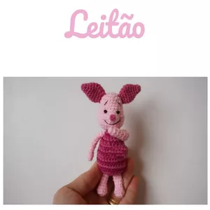 Imagem de capa para o Ebook Receita Crochê em PDF - Leitão Ursinho Pooh Amigurumi
