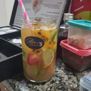 Imagem de capa para o Ebook  50 Receitas de Drinks Sofisticados 🍹da Alice's Drinks 