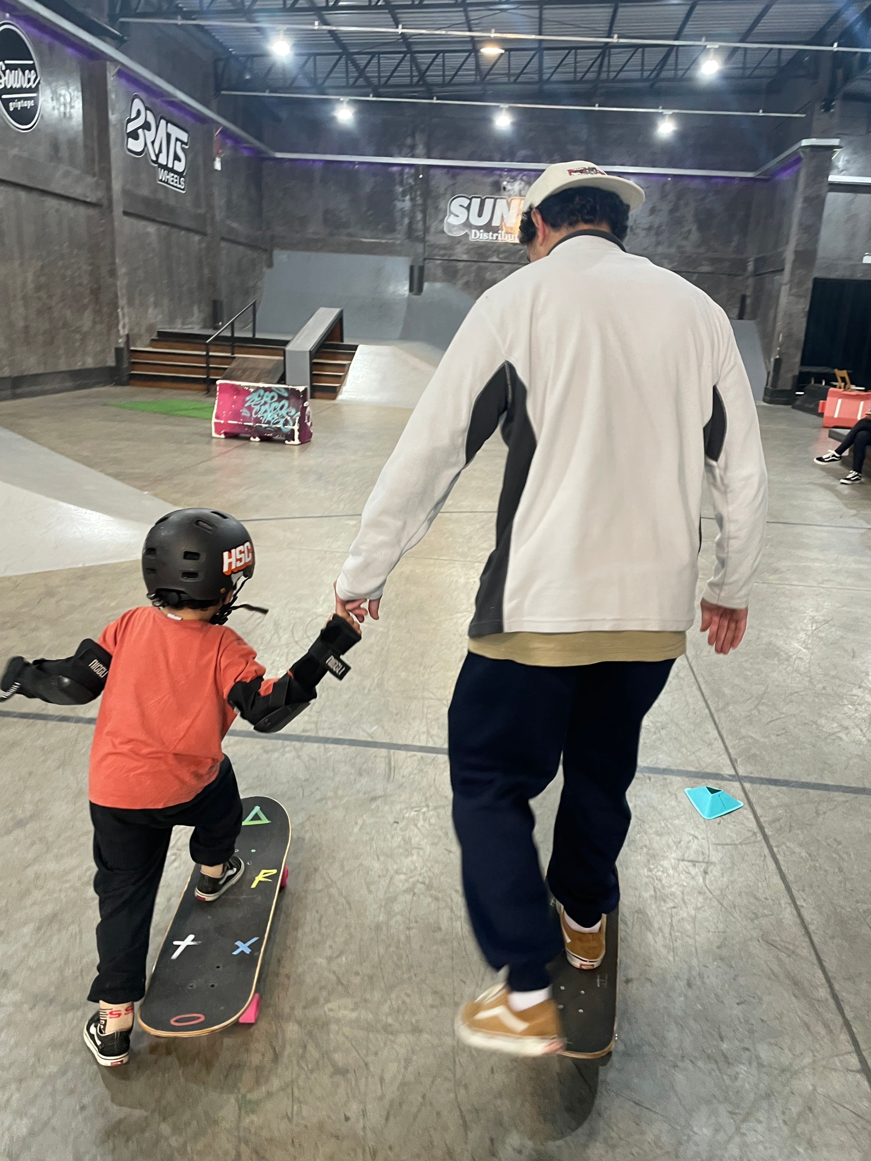 mulher andando de skate na Orla do Guaíba