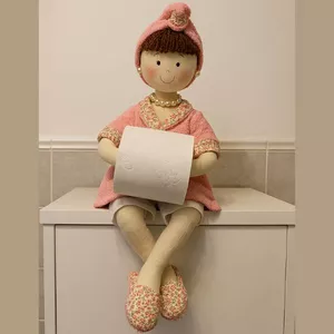 Imagem de capa para o Curso online  Vídeo Aula e Moldes  Boneca Helena porta papel higiênico