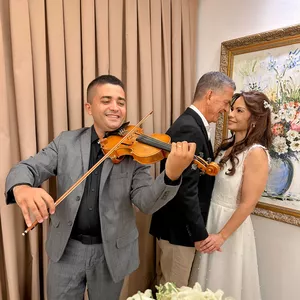 Imagem de capa para o Ebook Trilha Sonora Perfeita: O Segredo para um Casamento Inesquecível