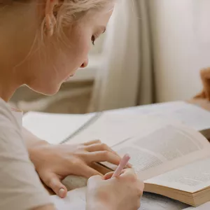 Imagen de portada para Curso online Español básico: Vocabularios básicos para Personas Sordas