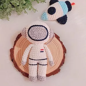 Imagem de capa para o Ebook Astronauta e Foguete em Amigurumi