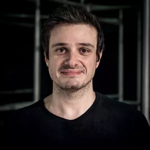 Imagem do curso O Corpo que Canta: ação física e vocal no Teatro Musical - Reiner Tenente - ENA