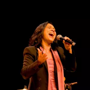 Imagem do curso Aula de Canto com Emília Lima