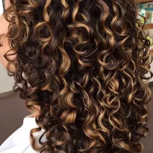 Imagem de capa para o Curso online Mechas em cachos 