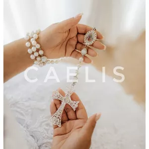 Imagem de capa para o Curso online Terços de Luxo e Medalhas Resinadas