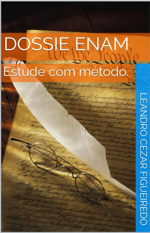 É uma capa de livro em formato vertical, com um visual “clássico” e acadêmico. Fundo / cenário O fundo é um papel envelhecido (tom dourado/sepia) cheio de escrita cursiva em tinta escura, como se fosse um documento antigo. A iluminação é quente, dando um ar de arquivo histórico. Objetos na imagem No centro, atravessando a capa em diagonal, há uma pena branca (tipo pena de escrever antiga), grande e bem destacada. No canto inferior esquerdo, aparecem óculos de armação fina, apoiados sobre o papel. A pena passa por cima deles em parte. Faixas e textos No topo, há uma faixa laranja com o título em letras grandes e brancas: “DOSSIE ENAM”. No meio, há uma faixa azul translúcida com a frase em branco: “Estude com método.” Na lateral direita, existe uma faixa azul vertical com o nome do autor em branco, escrito de baixo para cima: “LEANDRO CEZAR FIGUEIREDO”. Impressão geral A capa mistura documento antigo + pena + óculos, passando a ideia de estudo, leitura e pesquisa, com cores quentes (laranja/sepia) e um destaque moderno (faixa azul).
