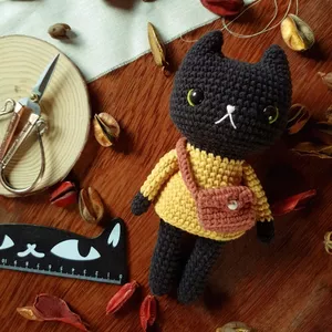 Imagem de capa para o Ebook Cassandra, a gatinha em amigurumi