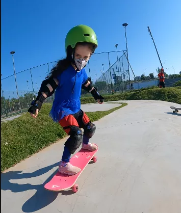 aluna andando de skate na Orla embalando com estilo