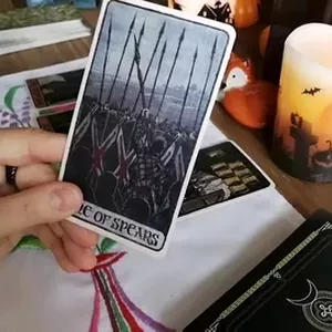 Image de couverture pour le Cours en ligne Explorez Votre Destin avec la Cartomancienne Paris 🌟