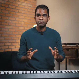 Imagem de capa para o Curso online Piano Mestre - Iniciantes