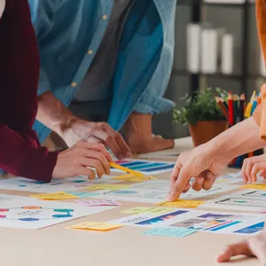 Imagem de capa para o Curso online Brainstorm e Design Thinking