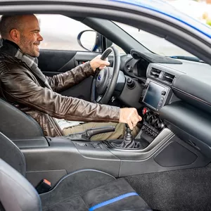 Imagen de portada para Curso online Domina la conducción manual: Curso para principiantes