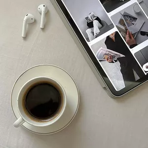 Imagen de portada para Curso online Detras de las redes sociales &amp; Tu propia historia de exito