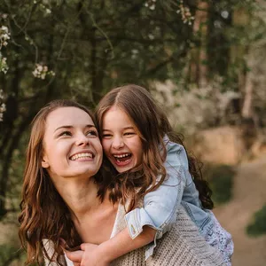 Imagen de portada para Curso online "Sanar a Mamá en Ti: Libérate del Dolor Heredado y Recupera tu Poder"