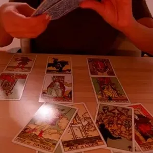 Imagen de portada para Curso online Tirada De Cartas 100 Profesional: Descubre Tu Destino